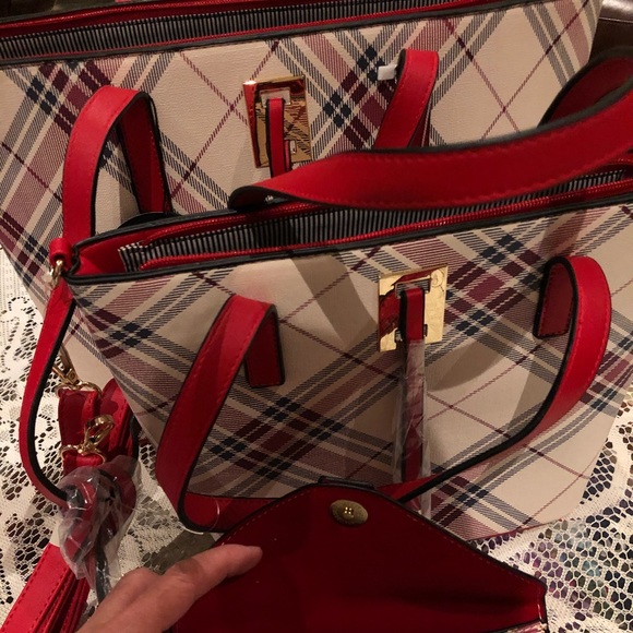 Handbags - Picture 6 of 8